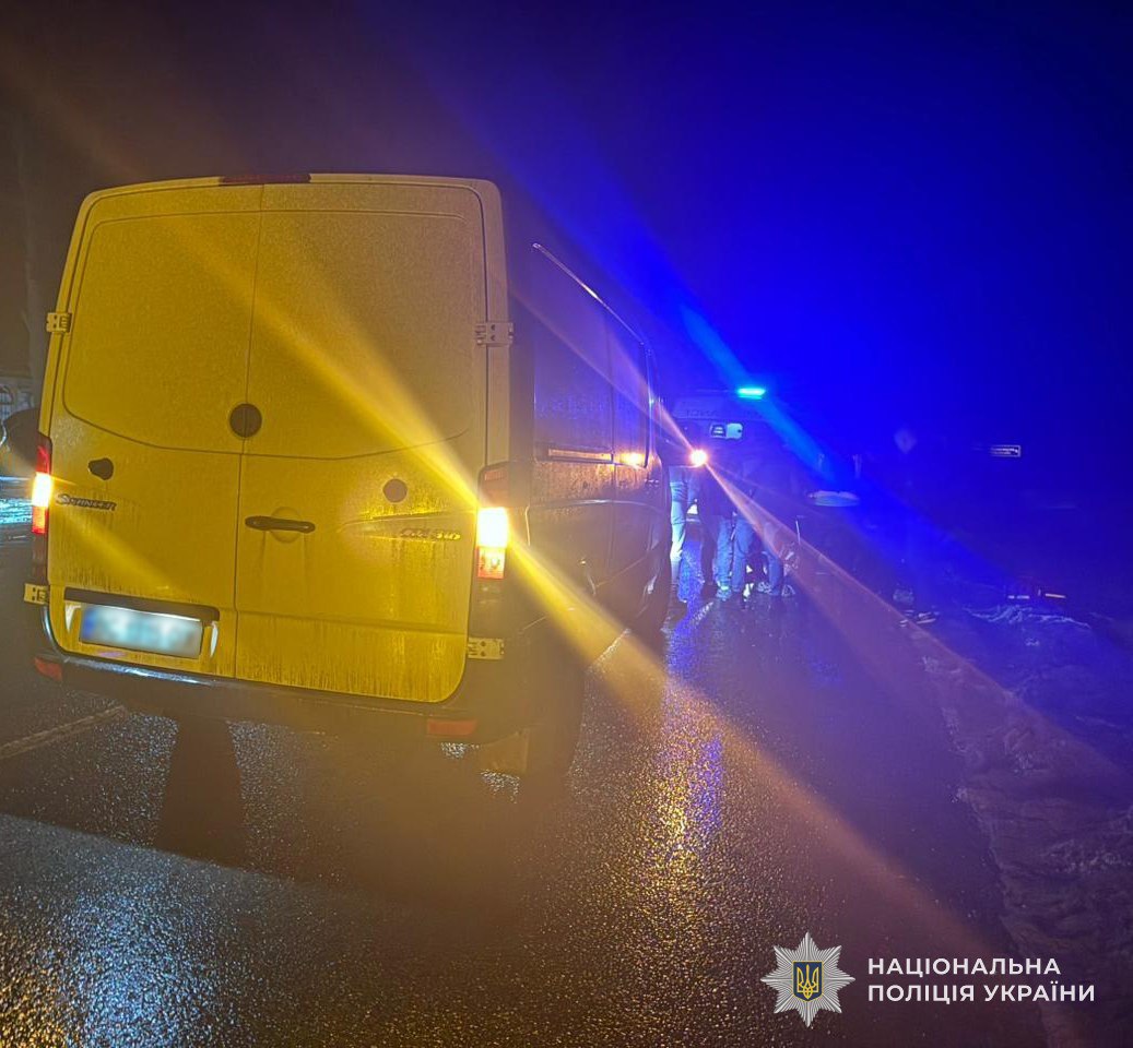 На Львівщині мікроавтобус збив пішохода: чоловіка госпіталізували