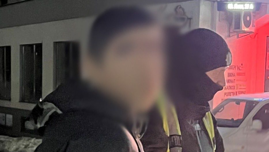 Побили пенсіонерку та забрали цінні речі: у Львові поліцейські затримали трьох зловмисників