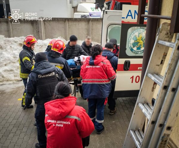 Медики розповіли про стан чоловіка, який випав з багатоповерхівки Львова