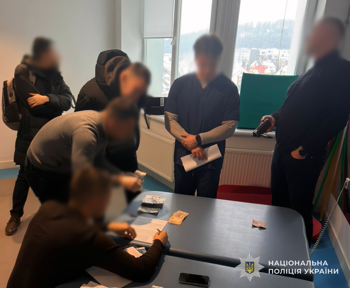 80 тисяч за реабілітацію: лікаря одного з госпіталів Львівщини затримали на хабарі