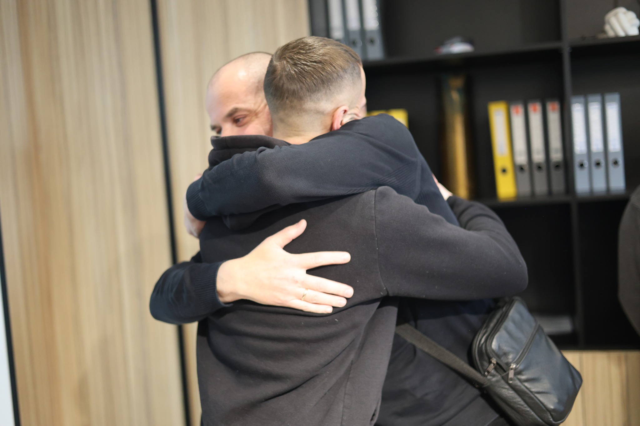 «Частина мого батька продовжує жити»: у Львові син донора зустрівся з врятованими чоловіками