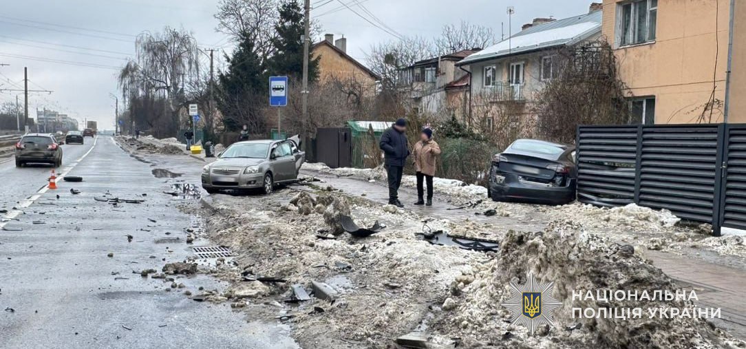 Серйозна ДТП у Львові: після зіткнення Tesla та Toyota травмувалися троє людей