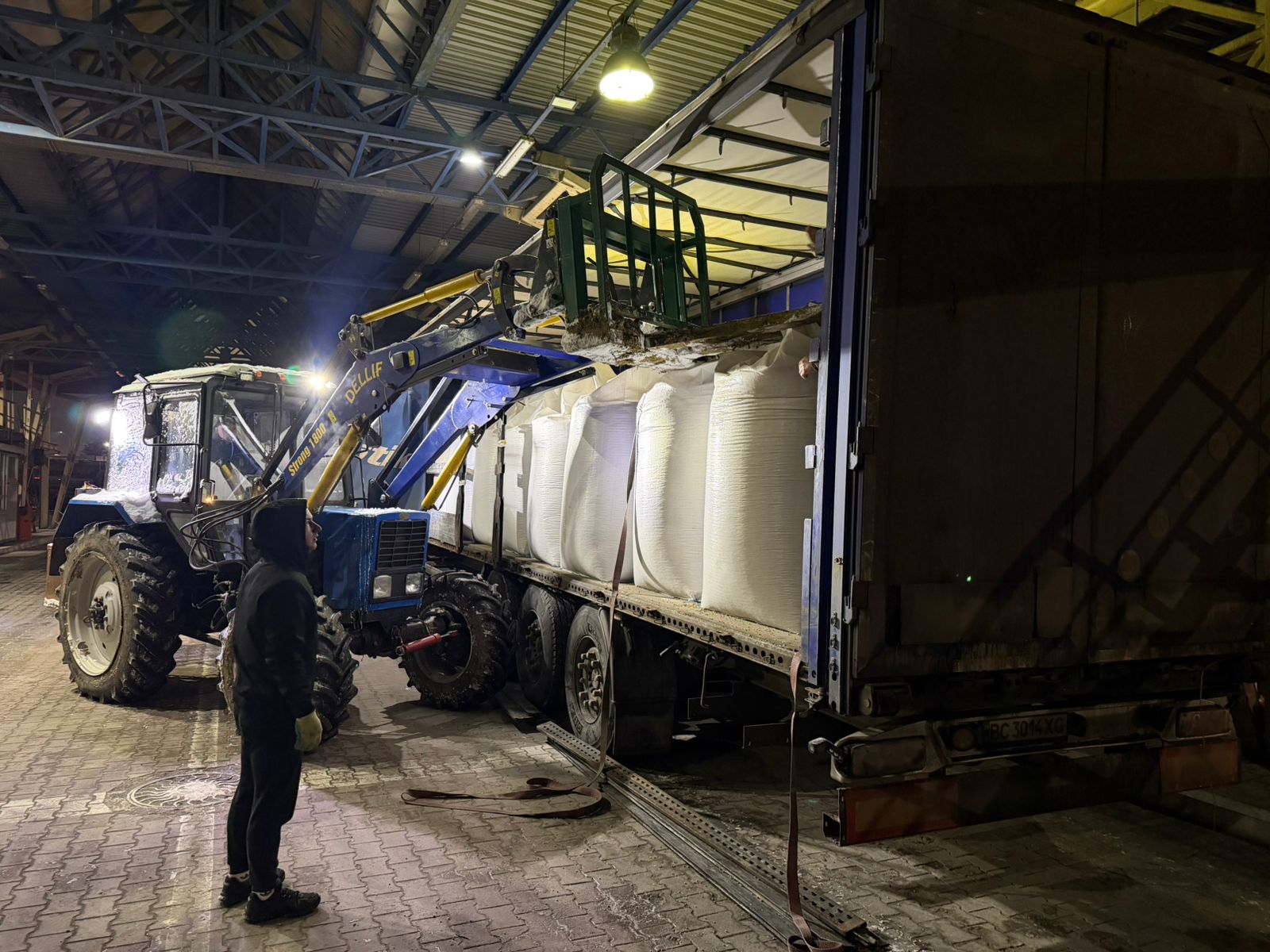 «Компліменти» — крадькома: у пункті пропуску Краківець викрили сховок із цигарками