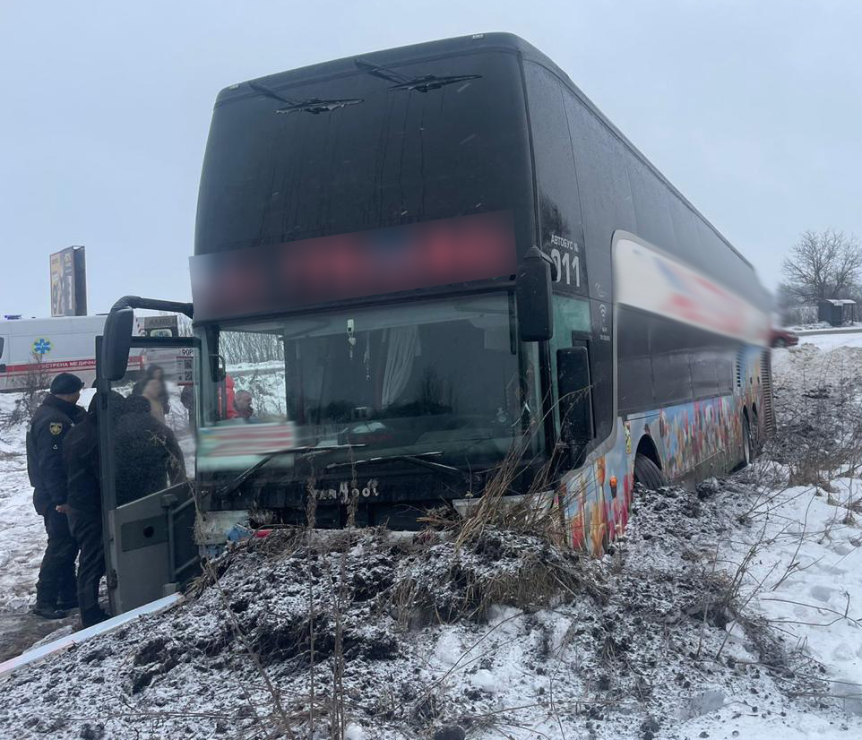 Ранкова аварія на Львівщині: водій автобуса не впорався з керуванням