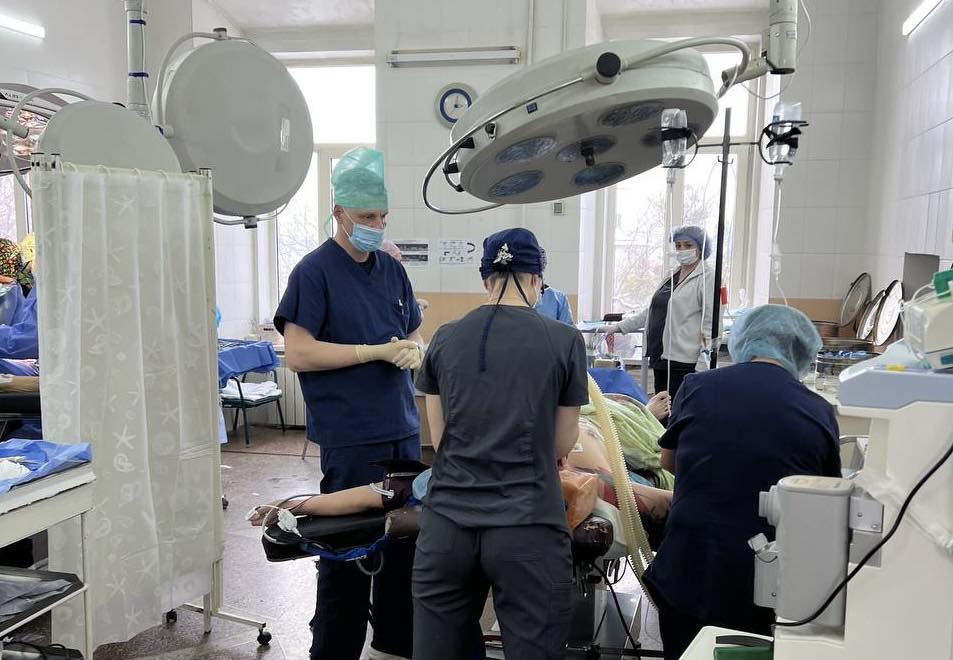Львівські лікарі провели складну операцію та попередили онкологію у військового