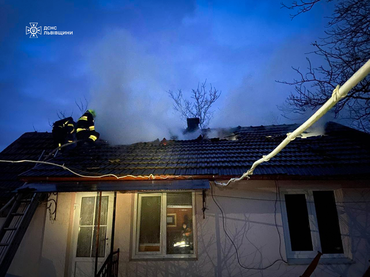 У Стебнику пожежа з дровітні перекинулася на будинок
