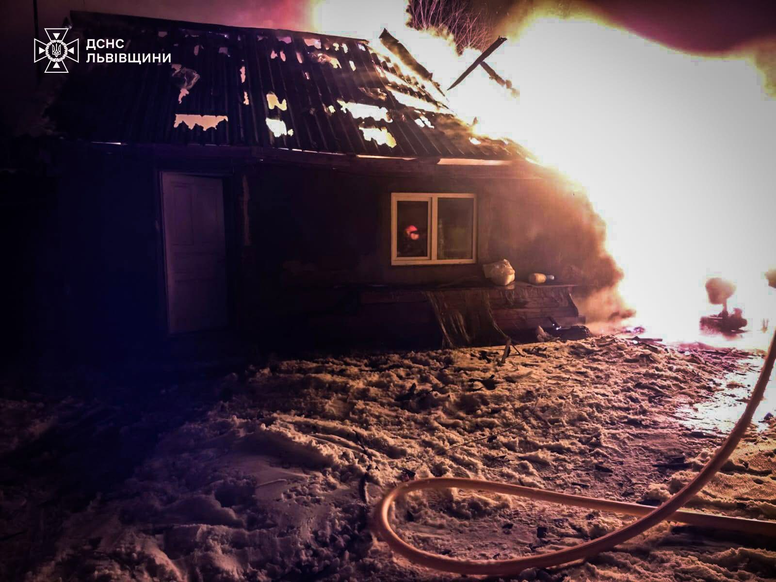 Під час нічної пожежі в Городоцькій громаді згоріла будівля