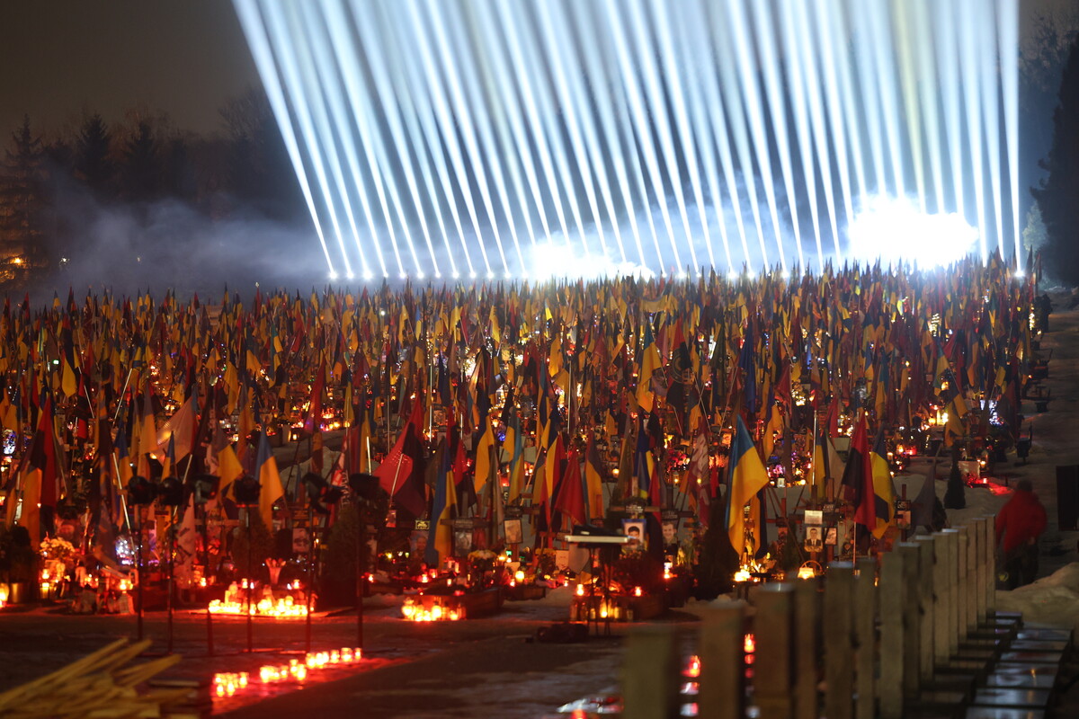 Над могилами полеглих Захисників і Захисниць у Львові запалили «Промені пам’яті»