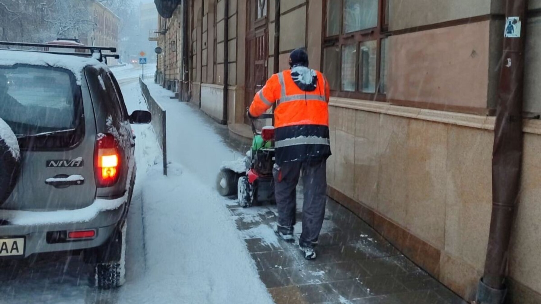 У Львові після снігопаду працювали 74 одиниці техніки та 1300 двірників