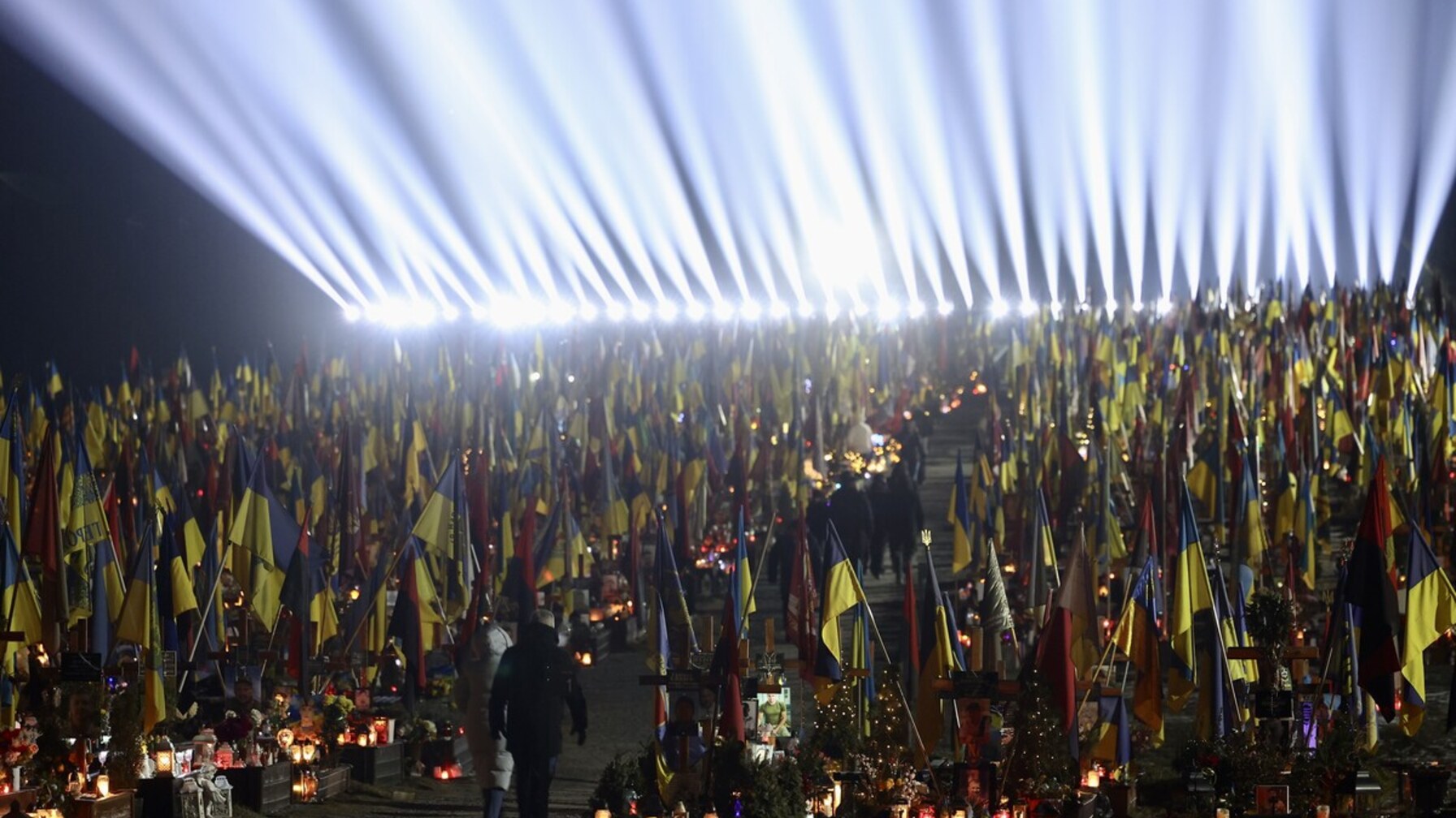 Напередодні річниці повномасштабного вторгнення у Львові засвітять промені пам’яті над могилами Захисників