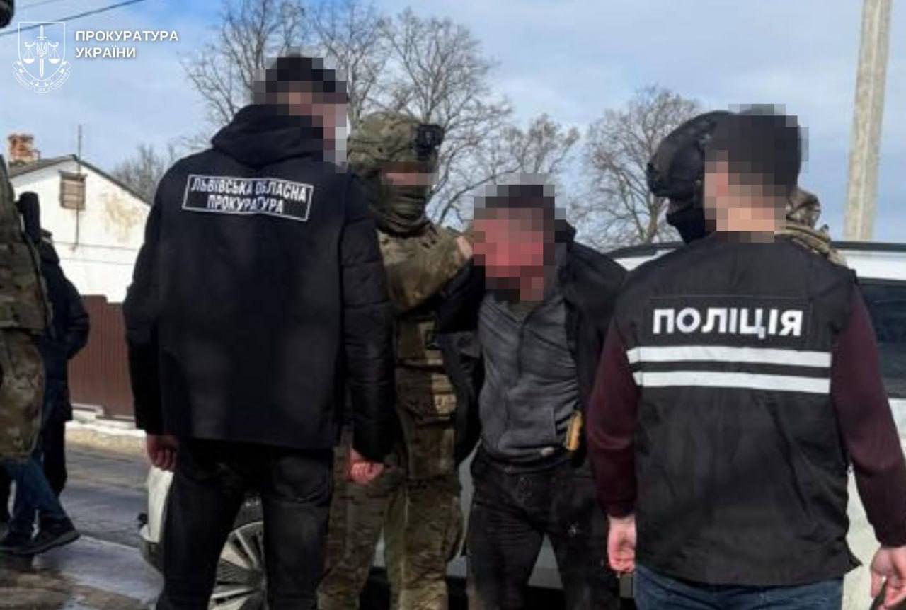 На Львівщині затримали чоловіка, який шантажував колишню інтимними фото