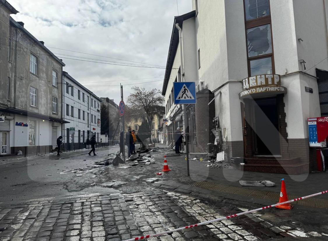 Комунальники розпочали прибирати на місці, де сталися вибухи у Львові