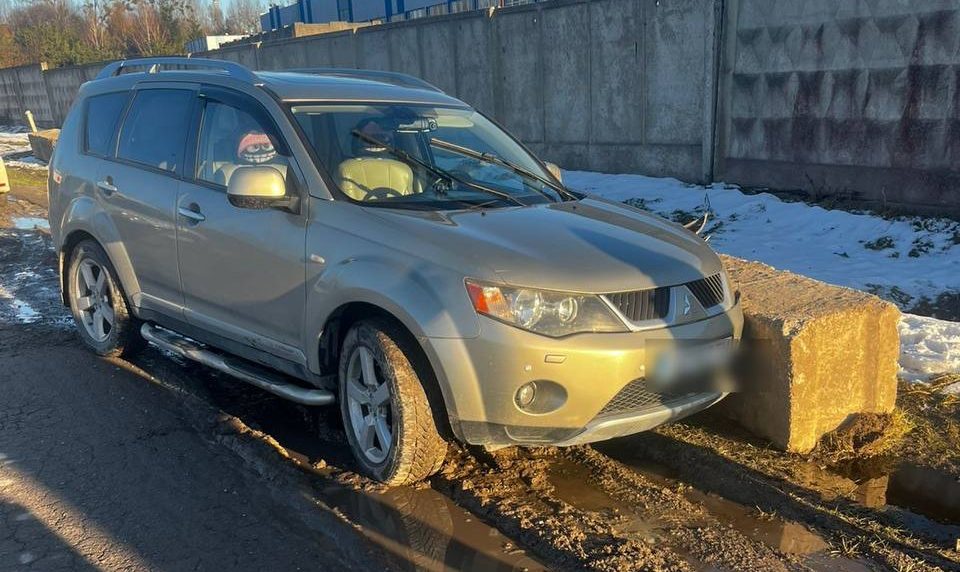 В 10 разів більше за норму: п’яний водій Mitsubishi у Львові в’їхав у бетонний блок