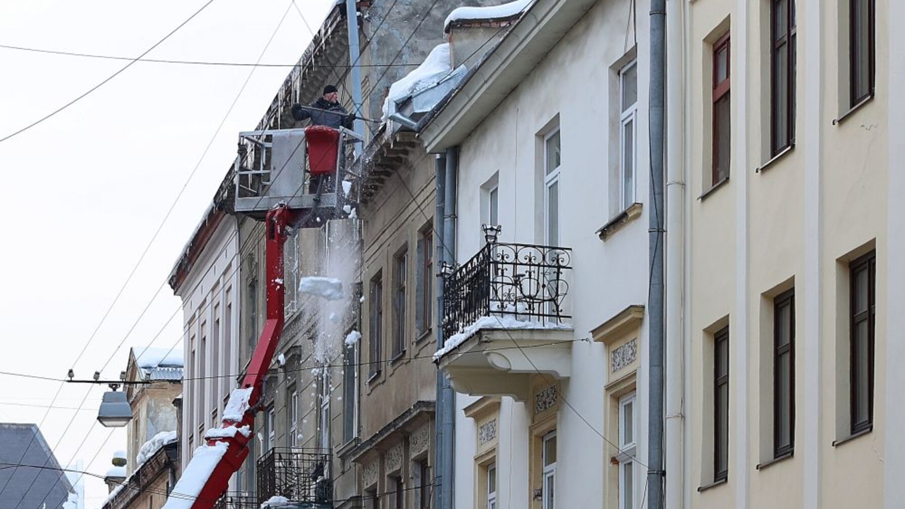 Понад 2 000 будинків Львова почистили від снігових нависань і буруль