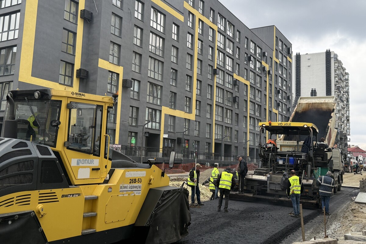 На вул. Залізничній у Львові укладають нижній шар асфальту: триває масштабна реконструкція