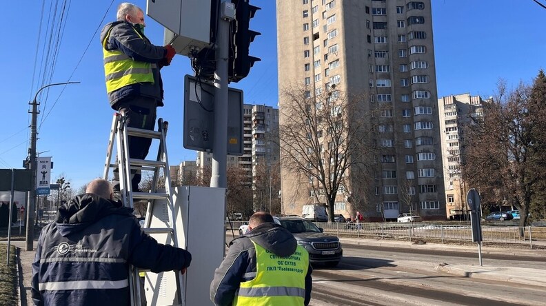 У Львові світлофори працюватимуть до 24 годин без електрики завдяки новим блокам живлення