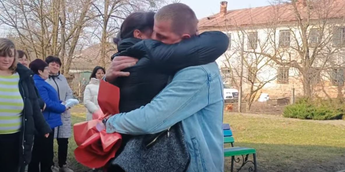 У Лопатинський громаді зустріли 27-річного Захисника, що повернувся з полону