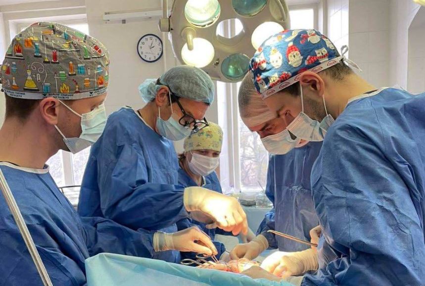 Пухлина з матки поширилася до серця: у Львові врятували 52-річну жінку