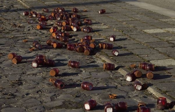 45-річну львів’янку притягнули до відповідальності за пошкодження лампадок біля музею «Територія Терору»