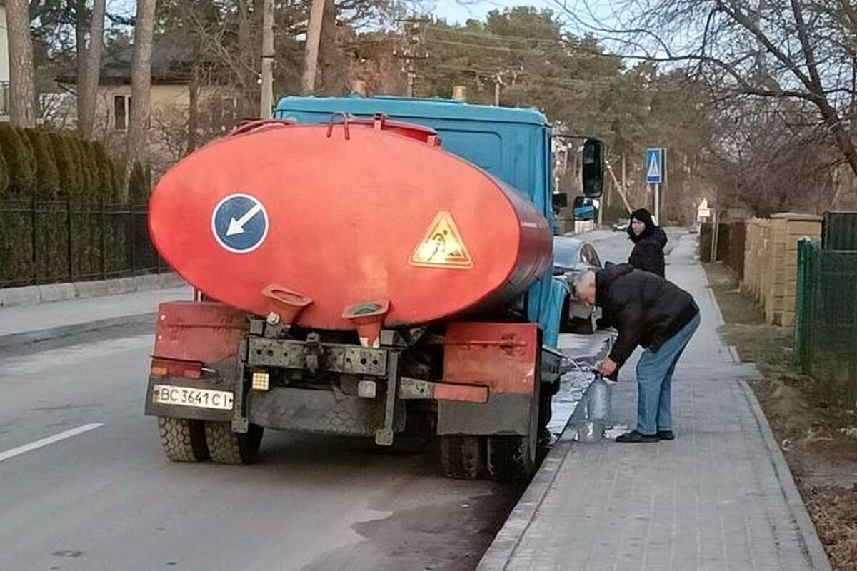 Через порив у Домажирі частині Львова повністю зупинили водопостачання: організували підвіз води