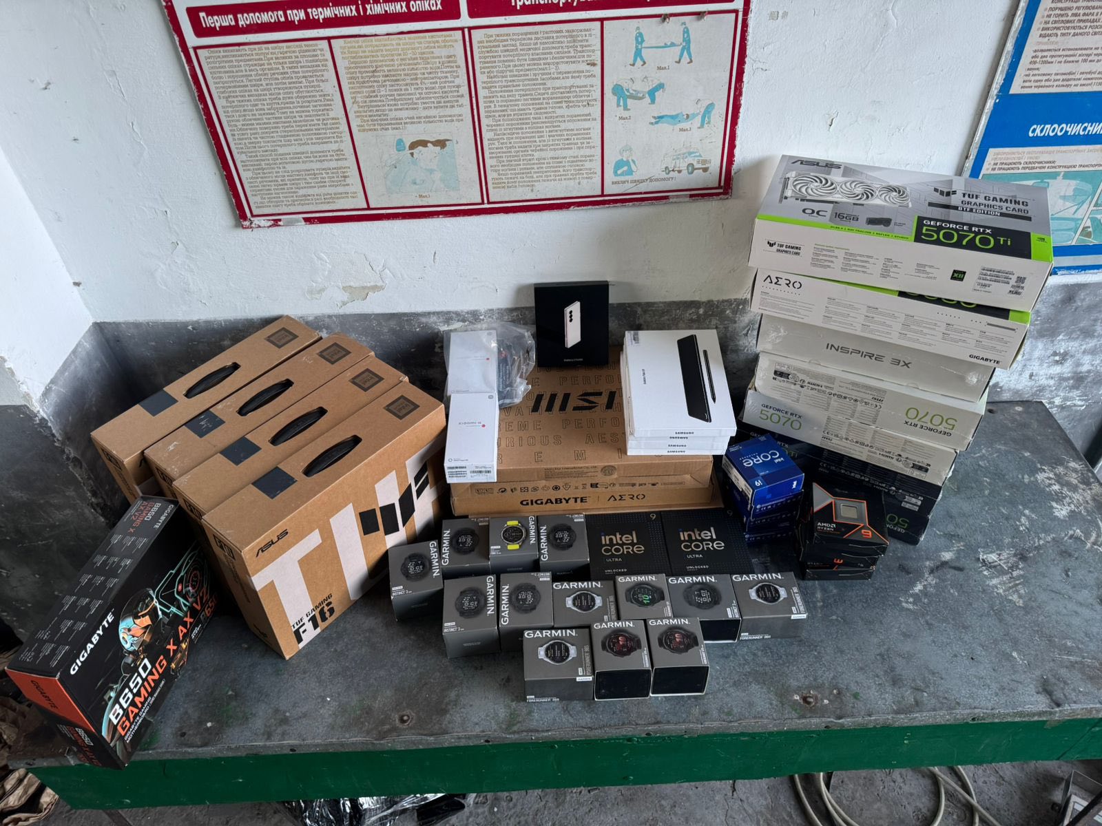 У «Шегинях» митники зупинили мікроавтобус із технікою на 1,7 млн грн