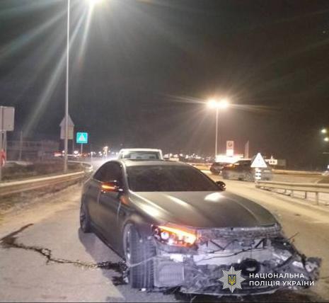 У Сокільниках водій Mercedes, дрифтуючи, врізався у відбійник