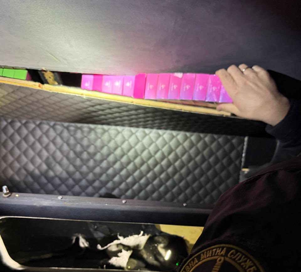 700 тисяч у даху мікроавтобуса: у Шегинях виявили контрабанду електронні сигарети