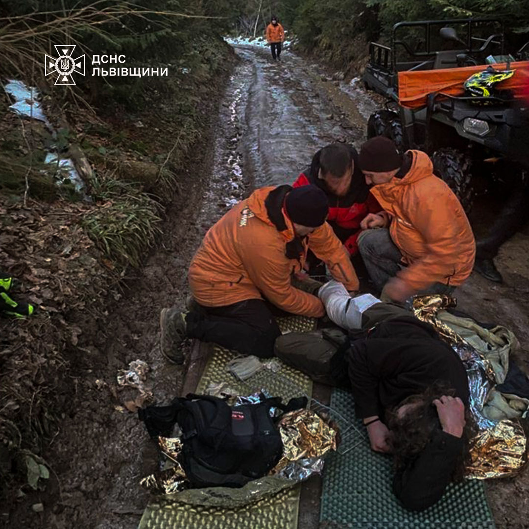 На Стрийщині рятувальники допомогли туристу, який травмував ногу під час спуску з гори