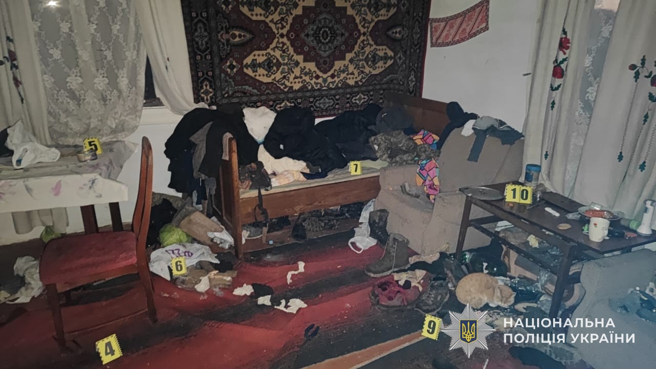 На Львівщині двоє чоловіків зі сокирою напали на односельчан у їхньому будинку