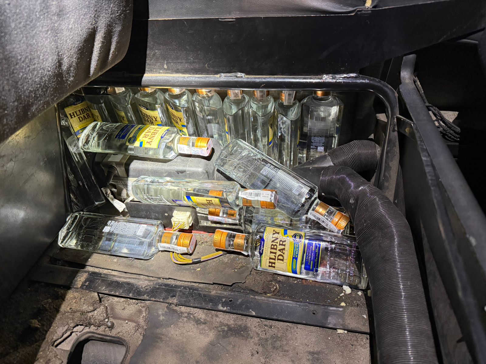 На кордоні з Польщею викрили «креативну» контрабанду: алкоголь у стінці, сигарети під столом