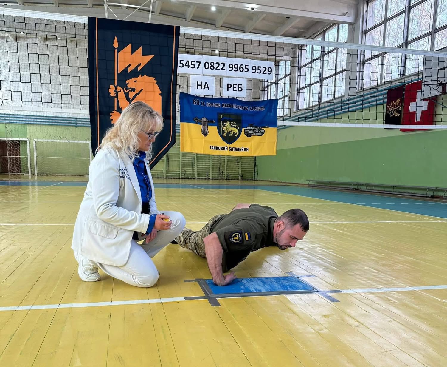 У Стрию військовий встановив рекорд України з відтискань на одній руці