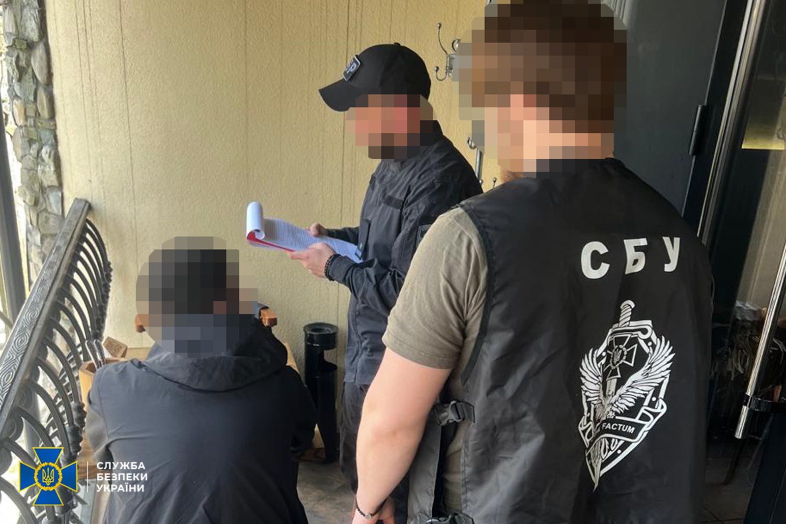 На Львівщині затримали прикордонника, який за 30 тисяч доларів переправляв ухилянтів за кордон