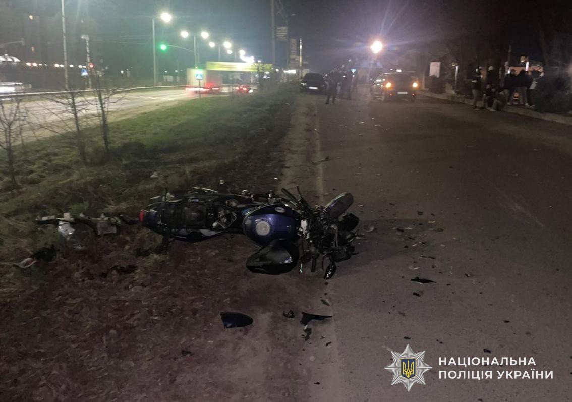 Біля Львова зіткнулися мотоцикл і авто: травмовано 17-річного водія