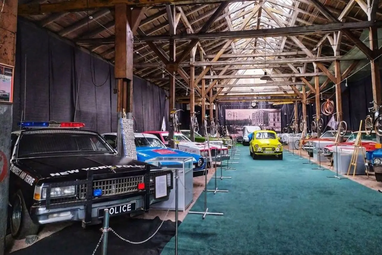 “Ніяких фудкортів”:  у Львові пояснили, що насправді відбувається з приміщенням музею ретроавтомобілів