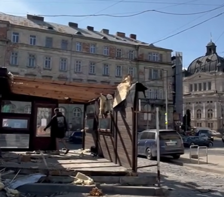 На місці колишнього ринку “Добробут” Львові почали розбирати кіоски (ВІДЕО)