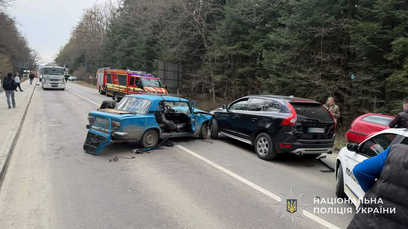 Між Трускавцем і Бориславом сталася потрійна ДТП: є постраждалі
