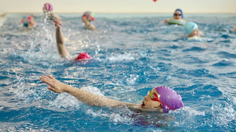 Безкоштовні уроки плавання: перелік басейнів, де школярі можуть займатися на канікулах