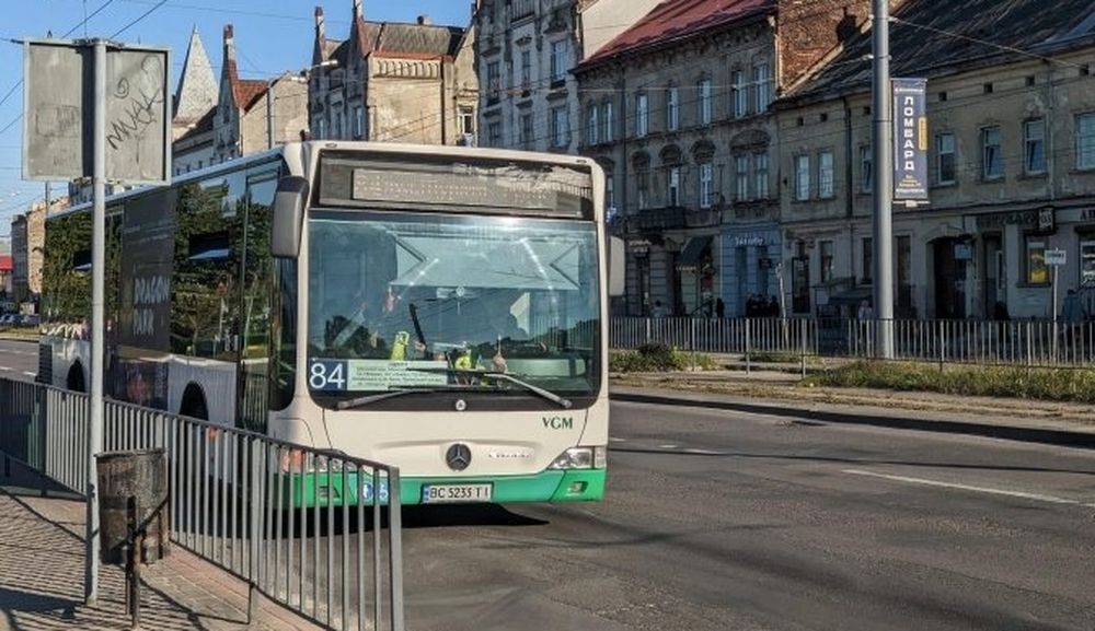 В центрі Львова водій автобуса № 84 врятував людей під час задимлення