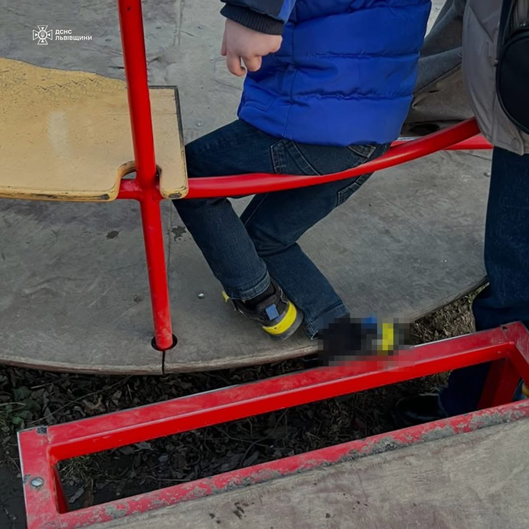 У Дрогобичі рятувальники визволили ногу трирічного хлопчика, затиснуту в каруселі