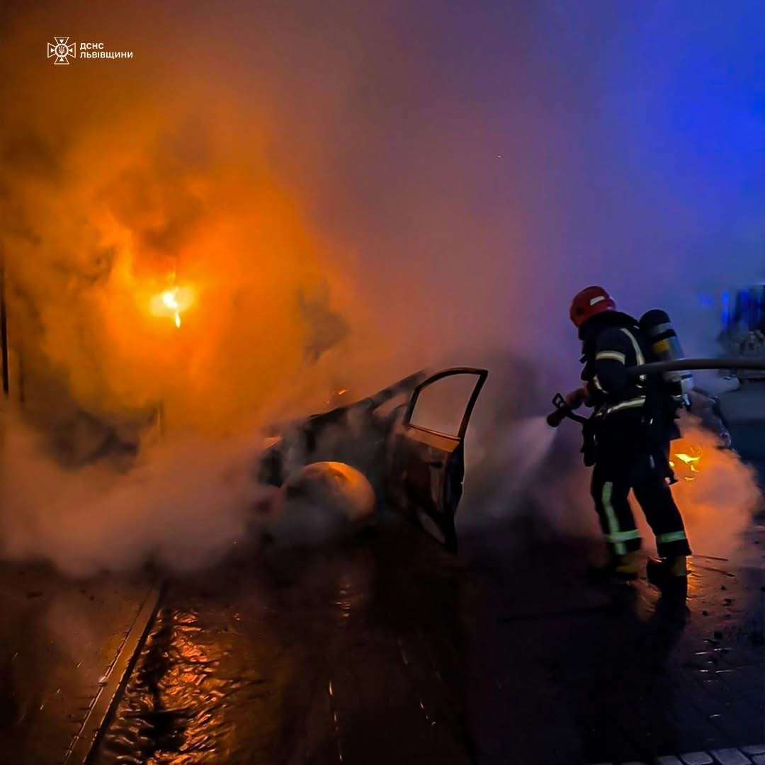 Поблизу Львова загорівся електромобіль: рятувальники запобігли поширенню вогню на будівлю