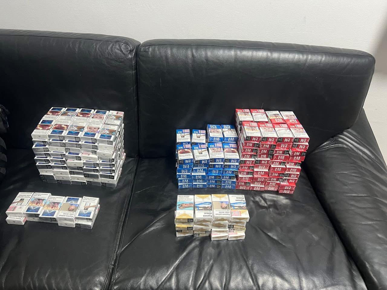 На кордоні з Польщею зупинили автобус, у підлозі якого виявили 250 пачок сигарет