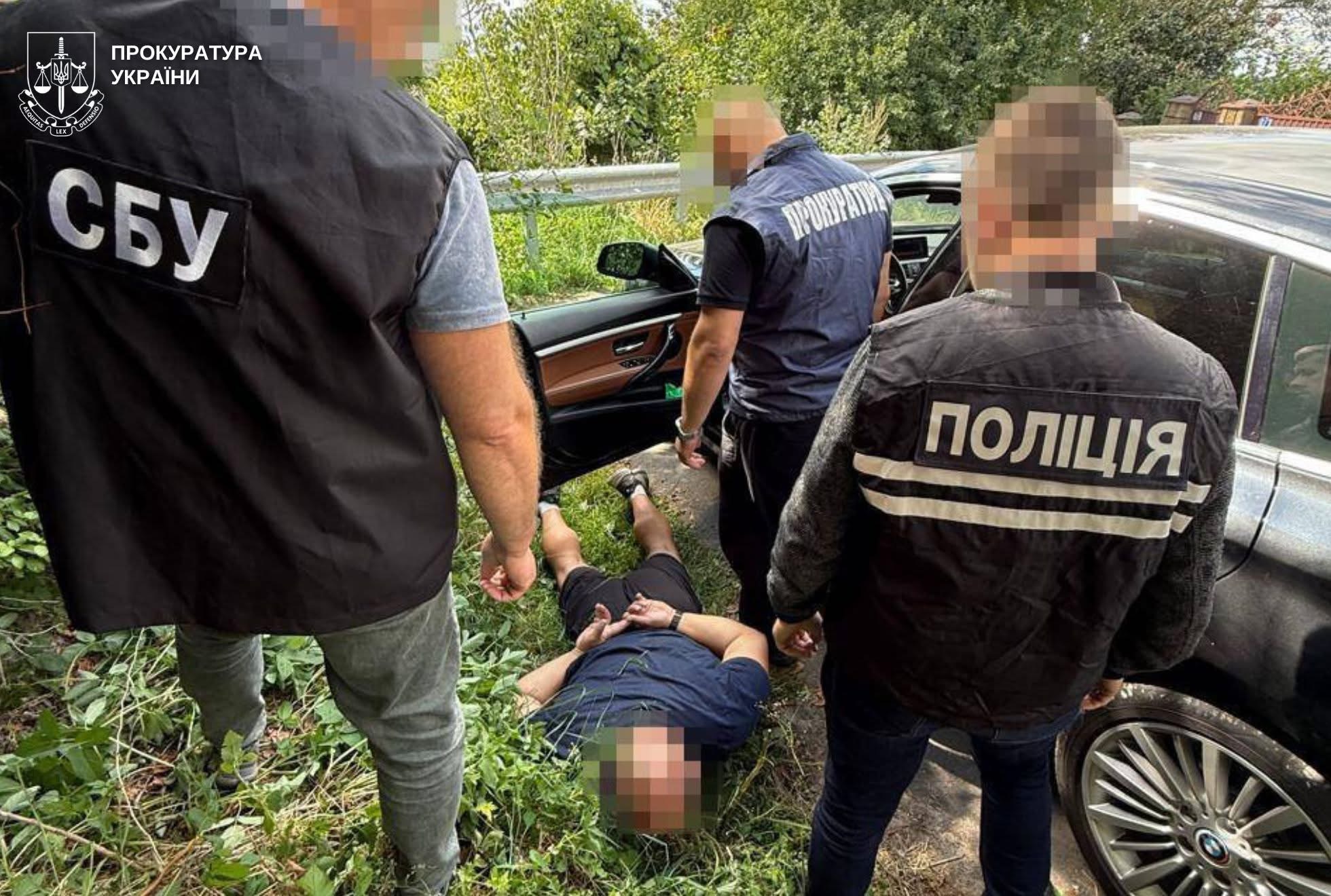 33 тисячі доларів за виїзд до Польщі: на Львівщині судитимуть організатора схеми