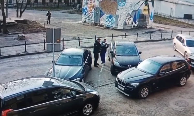 У центрі Львова напали на інспектора з паркування (ВІДЕО)