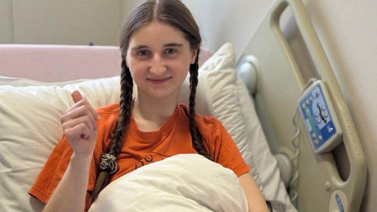 Львівські гінекологи видалили 17-річній дівчині кісту, що сягала об’єму трилітрової банки