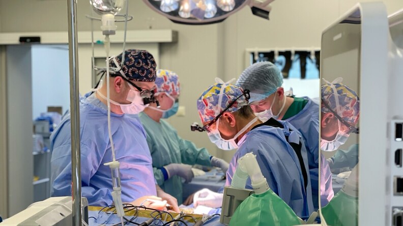 У Львові хірург світового рівня оперує та навчає українських лікарів спінальній хірургії