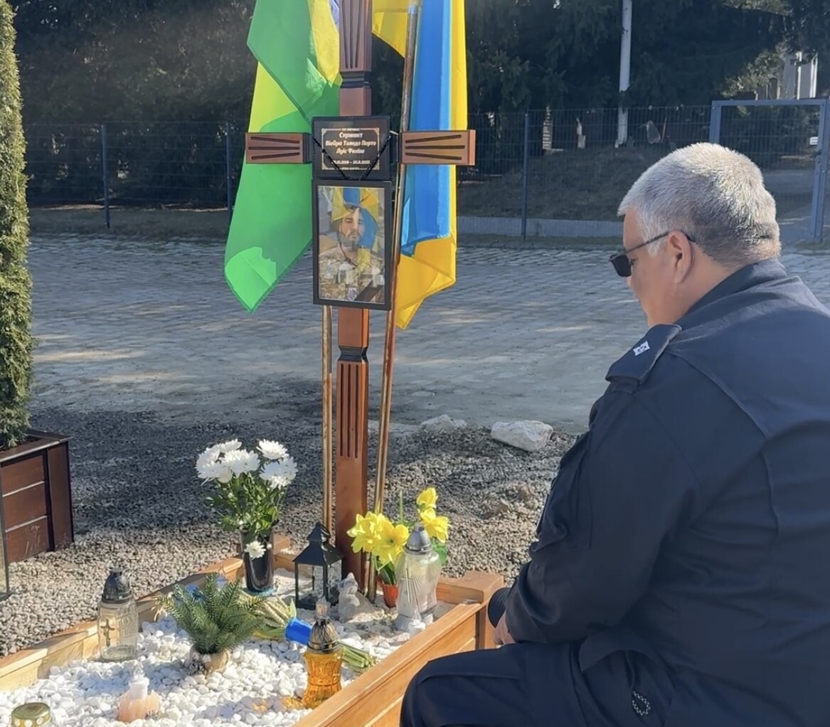 Батько бразильського добровольця подолав понад 10 тисяч кілометрів, щоб відвідати могилу сина у Львові (ВІДЕО)