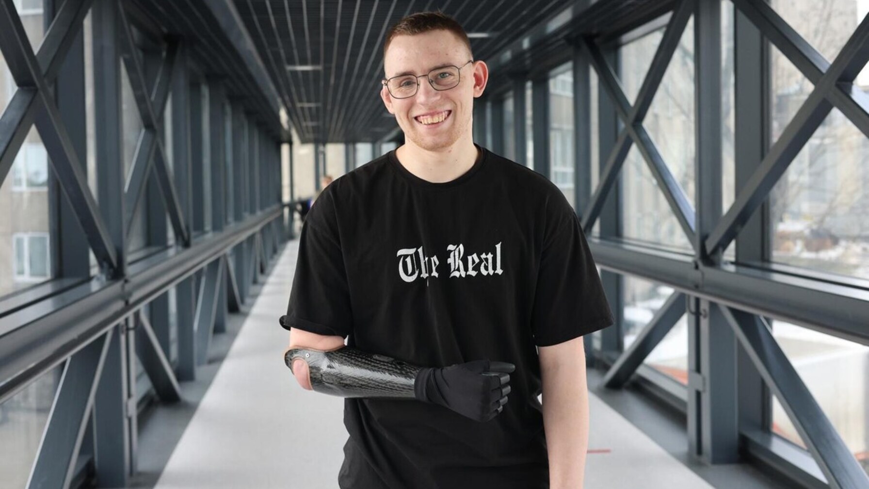 Втратив на війні руку, ногу і частково зір: у Львові відновлюється боєць Третьої штурмової бригади