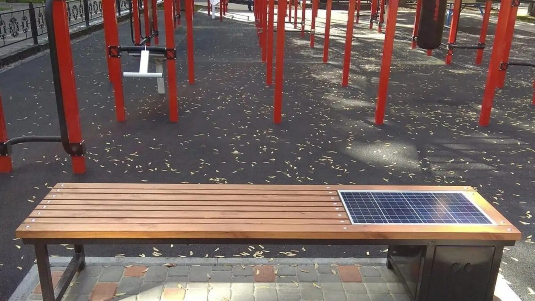 У центрі Львова за грантові кошти встановлять лавки з сонячними батареями