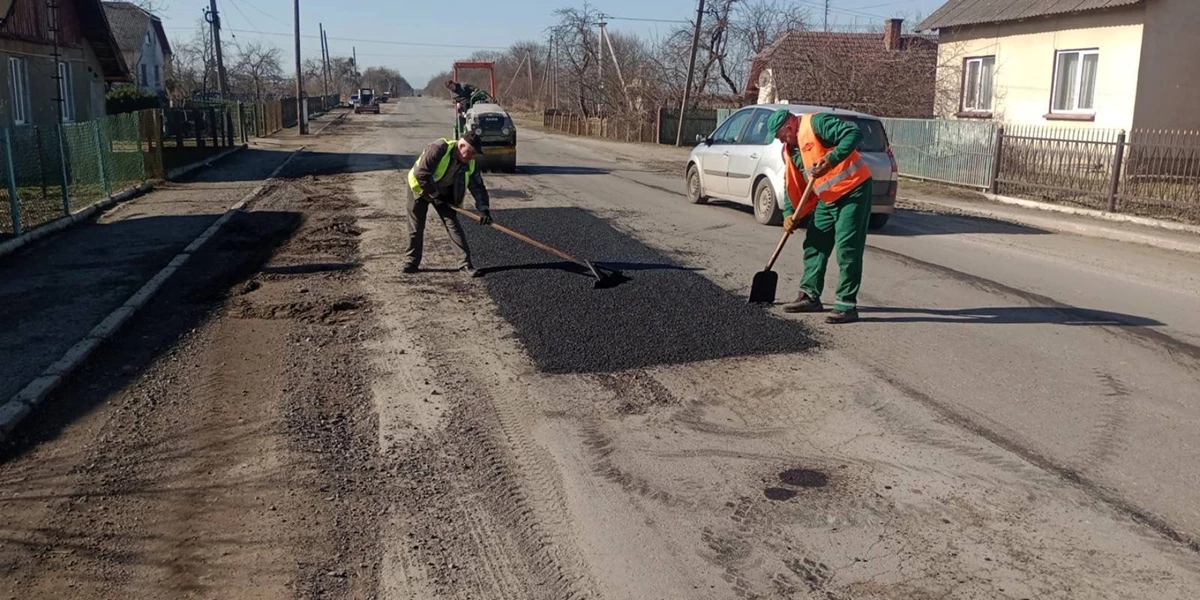 На Львівщині ліквідовують аварійну ямковість на дорогах