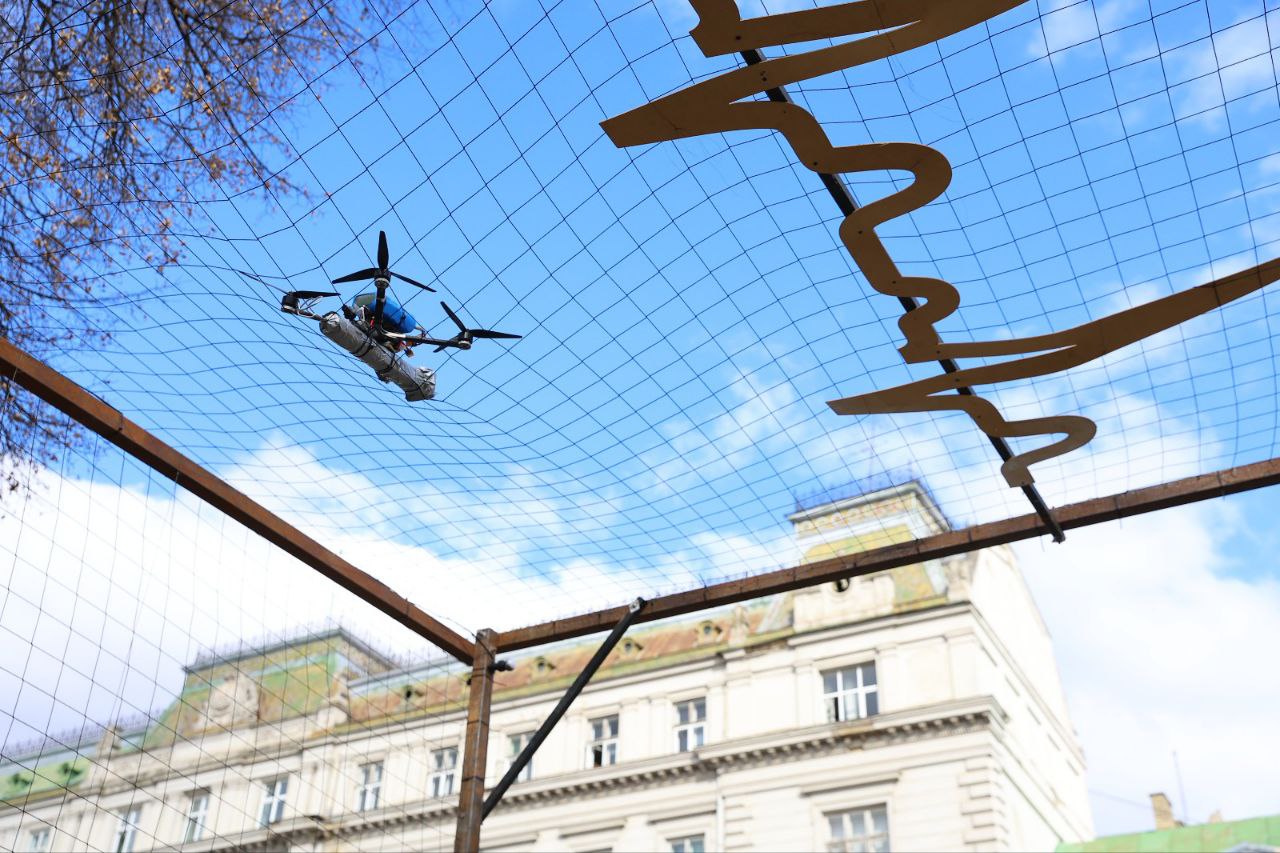 «Дорога життя»: у центрі Львова встановили інсталяцію про логістику на фронті